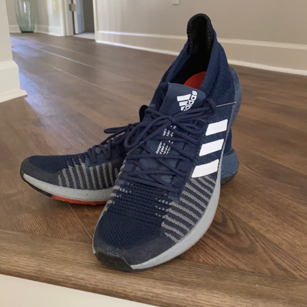 EUC Mens adidas running shoes.